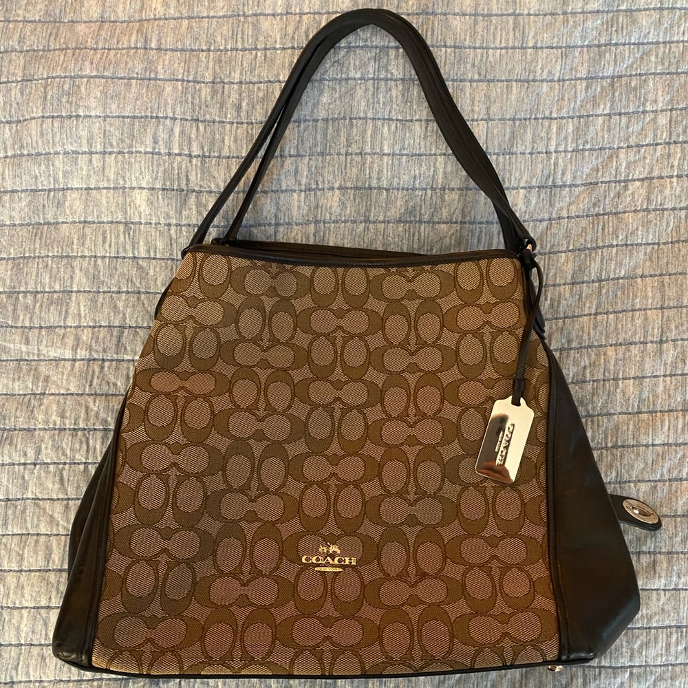 Unused COACH shoulder bag with classic coach design